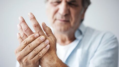 Stock et douleur dans l'arthrose des articulations des mains