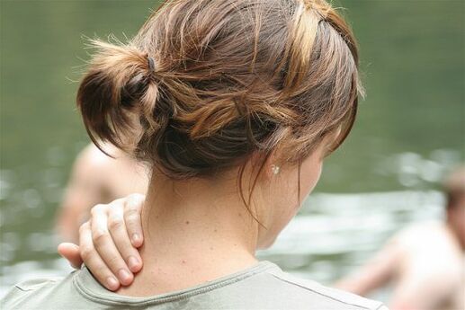 Douleurs du cou dans l'ostéochondrose cervicale